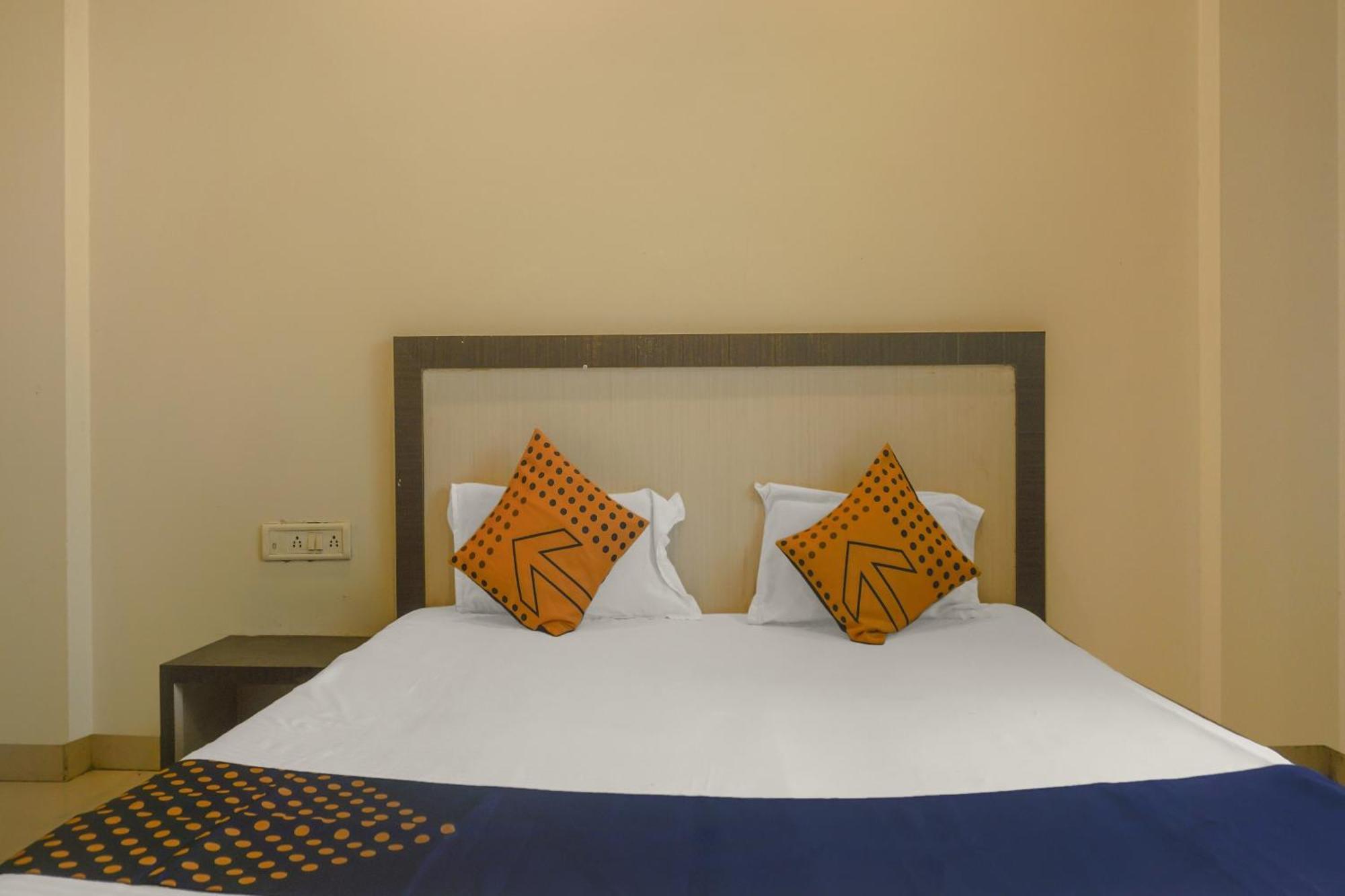 Hotel O Peacock Lodging Kharakvasla Exterior photo